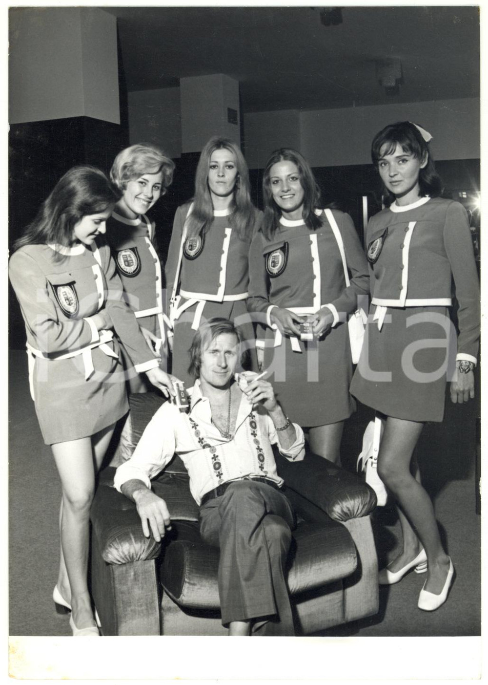 1970 s.l. Il cantante Nino FERRER fuma circondato da vallette *Foto 13x18 cm