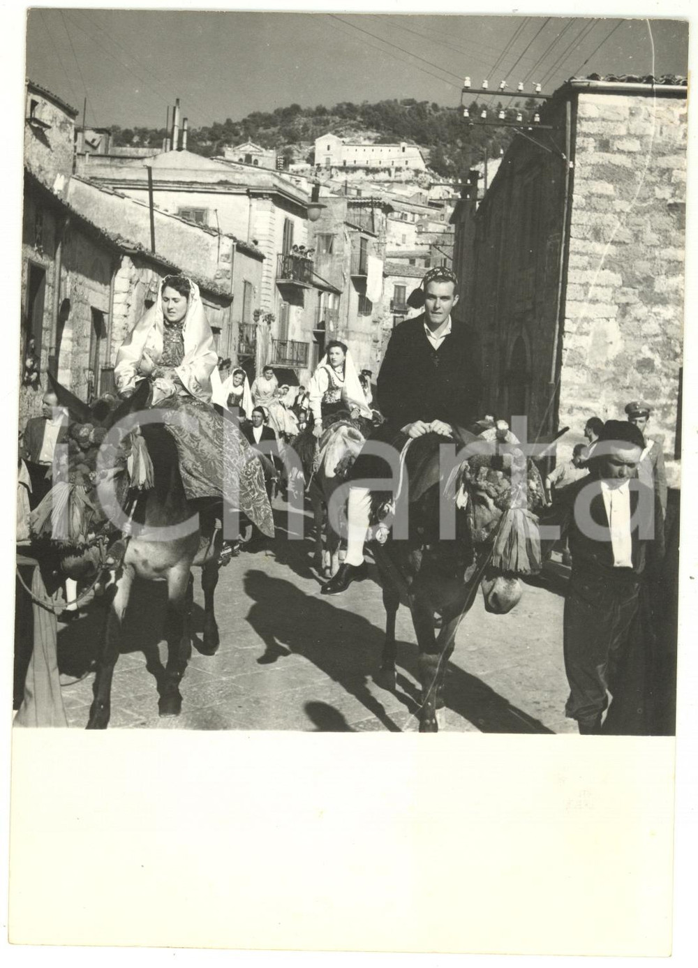 1954 PETRALIA SOTTANA Il tradizionale corteo nuziale sfila per le vie del paese