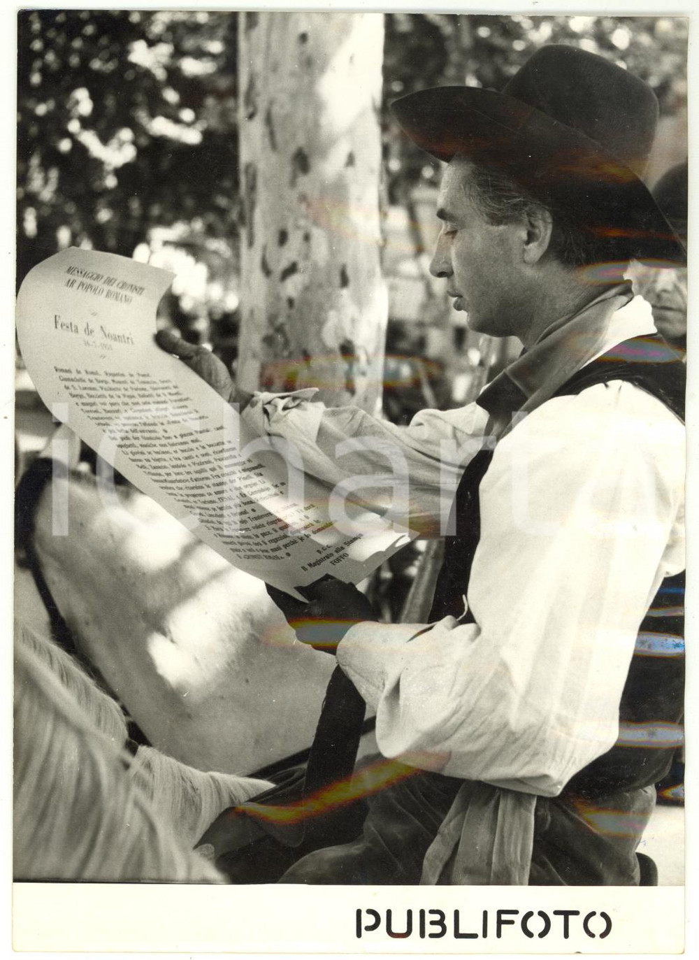 1953 ROMA TRASTEVERE Banditore a cavallo annuncia inizio della FESTA DE NOANTRI