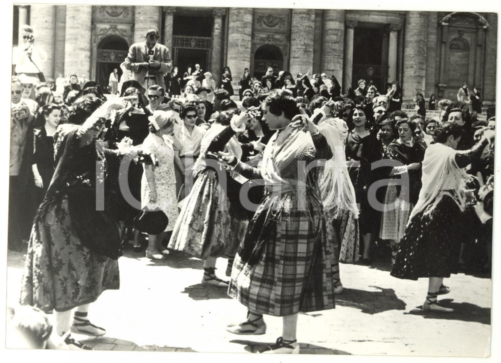 1956 ROMA PIAZZA SAN PIETRO Pellegrine spagnole ballano danze tradizionali *Foto