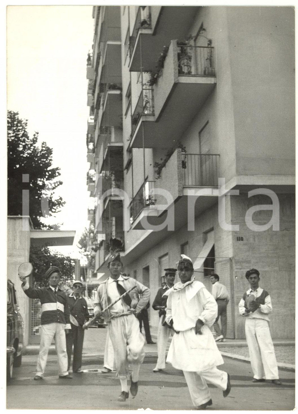 1959 ROMA Folcloristica serenata di "pazzarielli" sotto la casa di Sophia LOREN