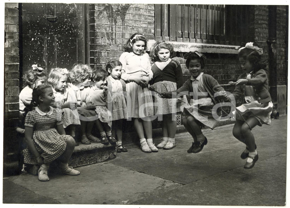 1960 ca LONDON INTERNATIONAL SCHOOL Chinese girls sharing a skipping rope *Photo