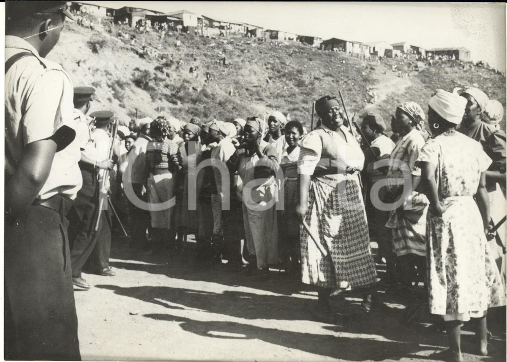1959 DURBAN (SUDAFRICA) Donne in rivolta per chiusura distillerie clandestine