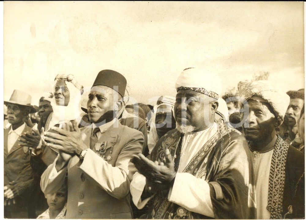1959 MADAGASCAR Notabili malgasci applaudono il generale Charles DE GAULLE *Foto