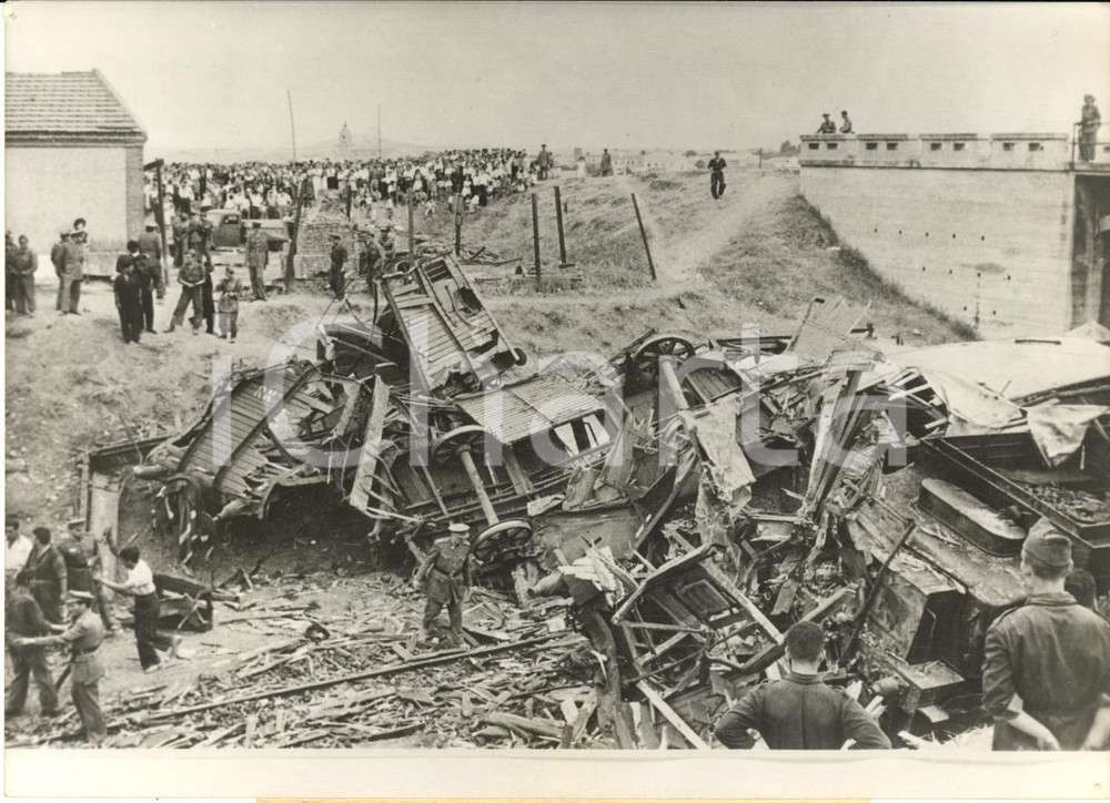 1957 VILLAVERDE / MADRID Catastrofe ferroviaria - Soccorritori al lavoro - Foto