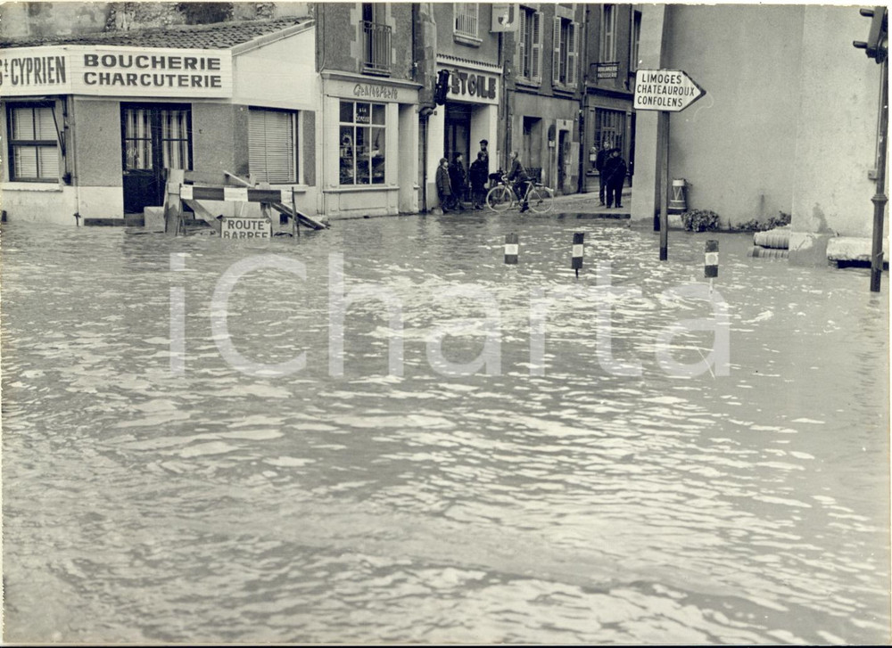 1961 POITIERS La rue des Quatre Roues pendant l'inondation *Photo 18x13 cm