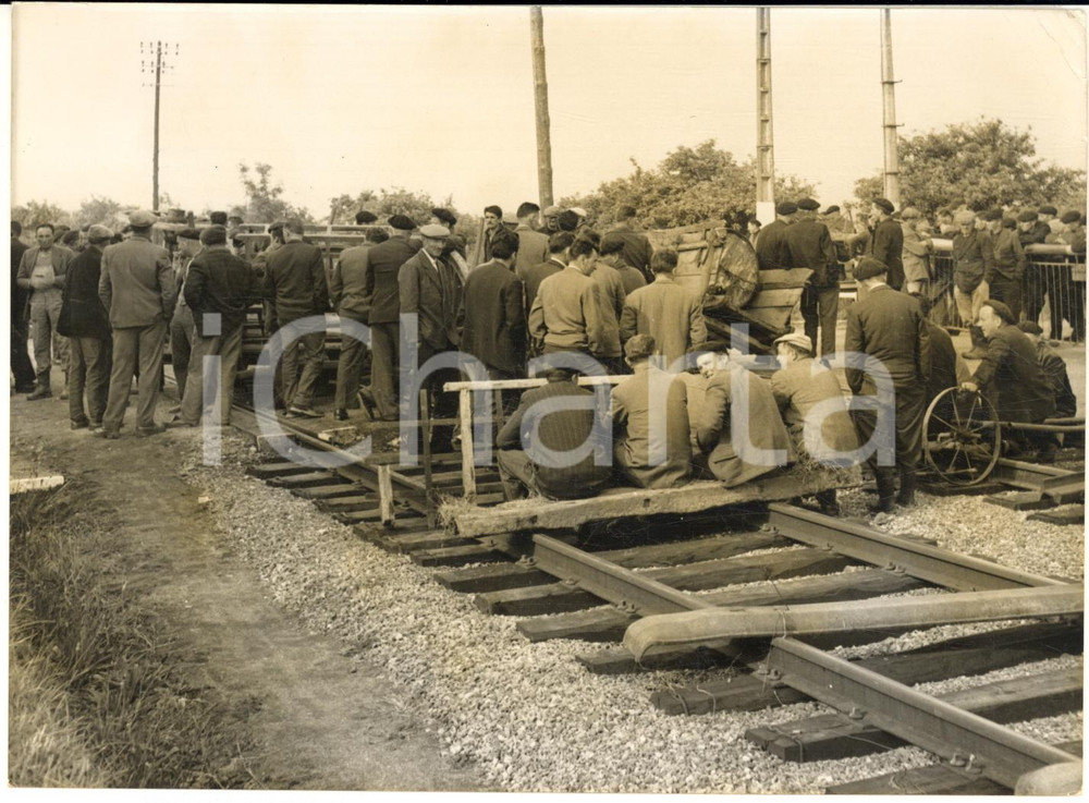 1957 LORIENT (BRETAGNE) Agitation paysanne sur la voie ferrée - Photo 18x13