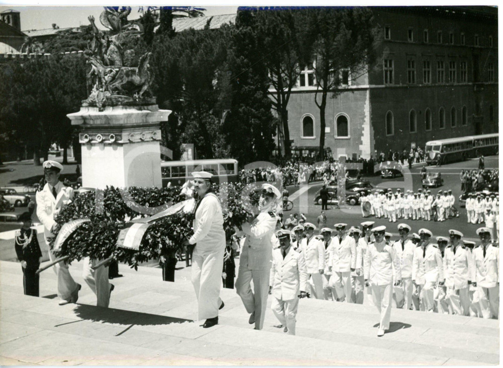 1953 ROMA Cadetti della nave "Presidente Pinto" rendono omaggio al Milite Ignoto