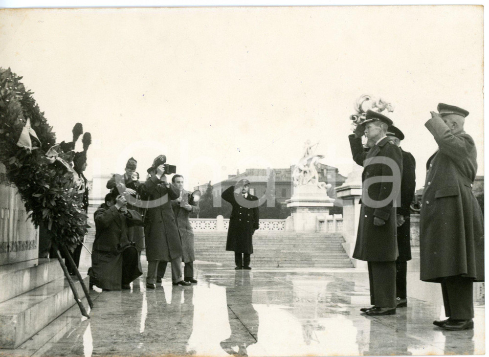 1957 ROMA - Comandante NATO Lauris NORSTAD rende omaggio al Milite Ignoto *Foto