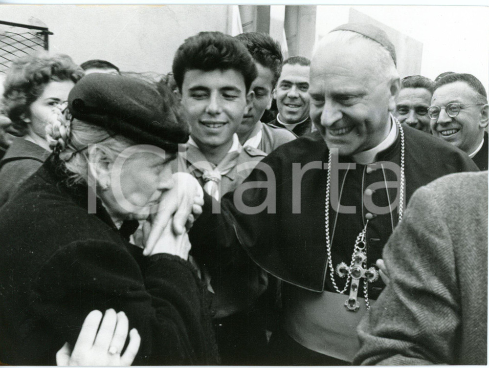 1958 VERONA Elisabetta BORGHI bacia la mano al figlio cardinale Giovanni URBANI