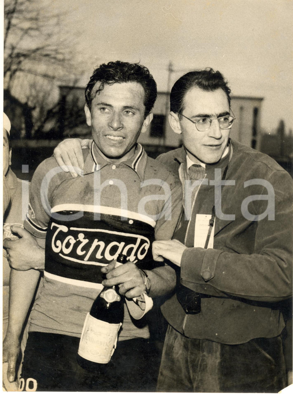 1955 CICLISMO MILANO-TORINO Cleto MAULE festeggia la vittoria *Foto 18x24 cm