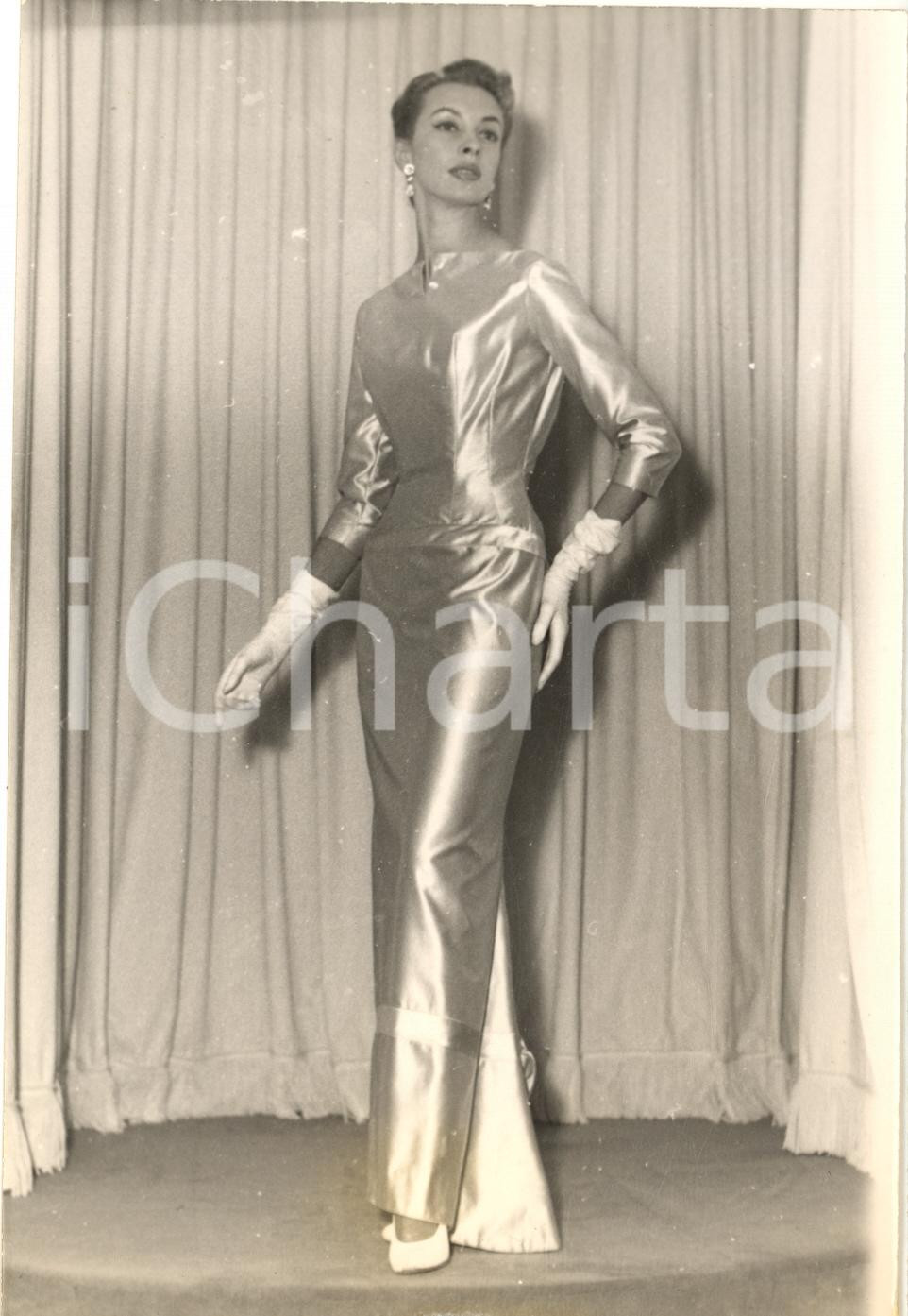 1955 PARIS MODE PRINTEMPS Robe du soir "Roulette" de Pierre BALMAIN - Photo