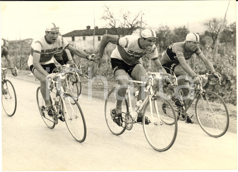 1957 CICLISMO GIRO D'ITALIA 11^ tappa - Mario BARONI aiuta Gastone NENCINI Foto