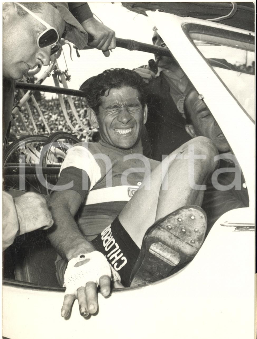 1957 CYCLISME TOUR DE FRANCE Gastone NENCINI sofferente per una caduta *Foto