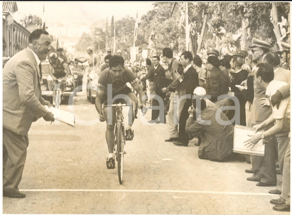 1953 CICLISMO GIRO D'ITALIA 16^ tappa - Bruno MONTI all'arrivo *Foto 18x13