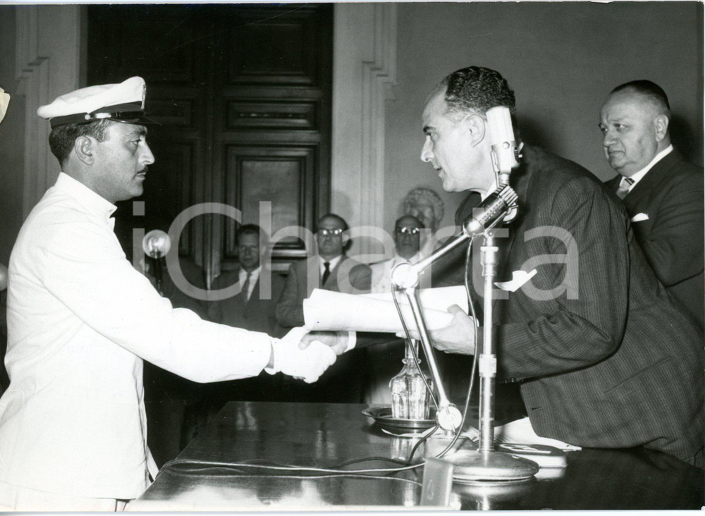 1959 ROMA CAMPIDOGLIO Urbano CIOCCETTI consegna PREMIO LUCA SERI a Luigi CENTOLA