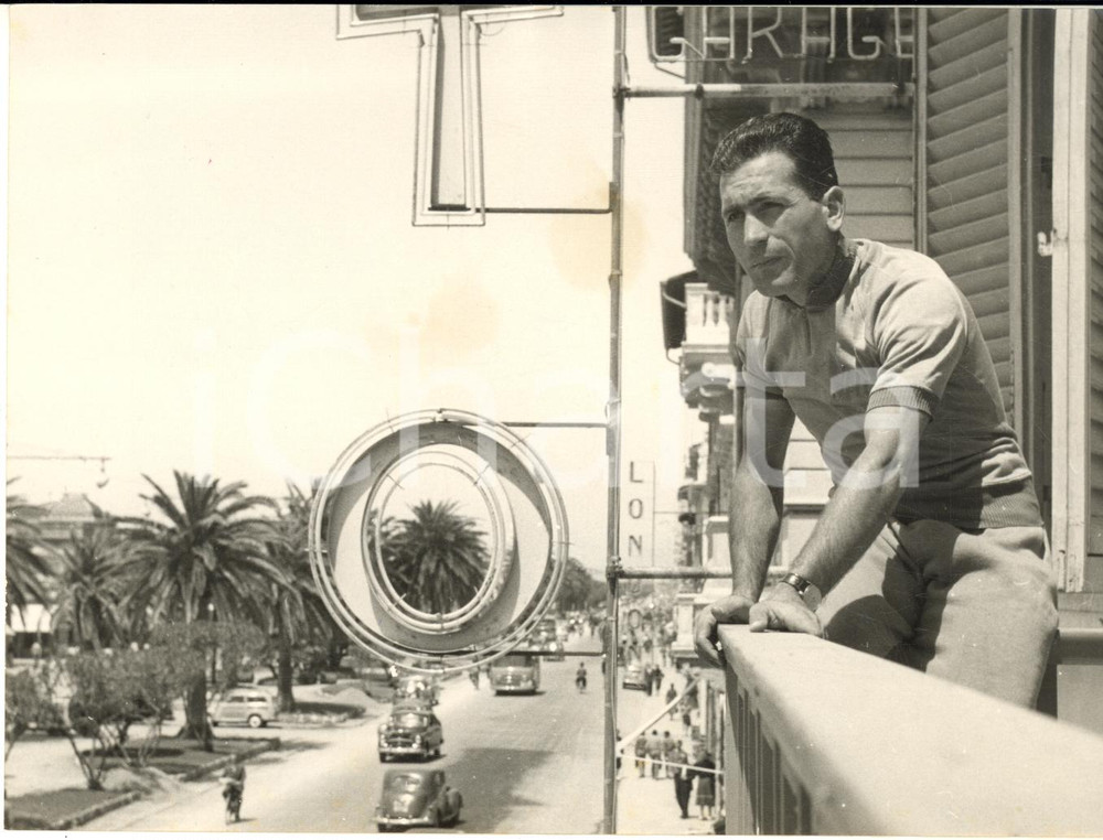 1955 ca CICLISMO GIRO D'ITALIA VIAREGGIO Bruno MONTI a riposo *Foto 18x13
