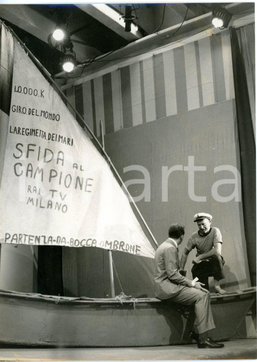 1958 LASCIA O RADDOPPIA? Mike BONGIORNO con il concorrente Luigi PAOLI *Foto