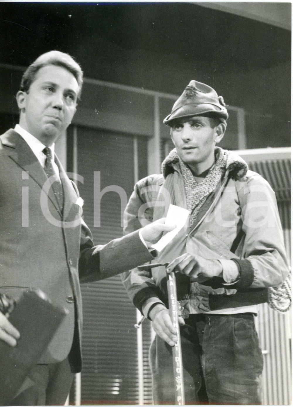 1955 ca LASCIA O RADDOPPIA? Mike BONGIORNO con un alpino durante la gara *Foto