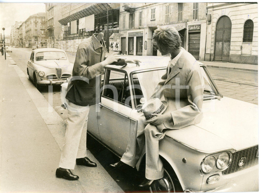 1960 FERRAGOSTO MILANO Corso Vercelli - Dialogo tra manichini nella strada vuota