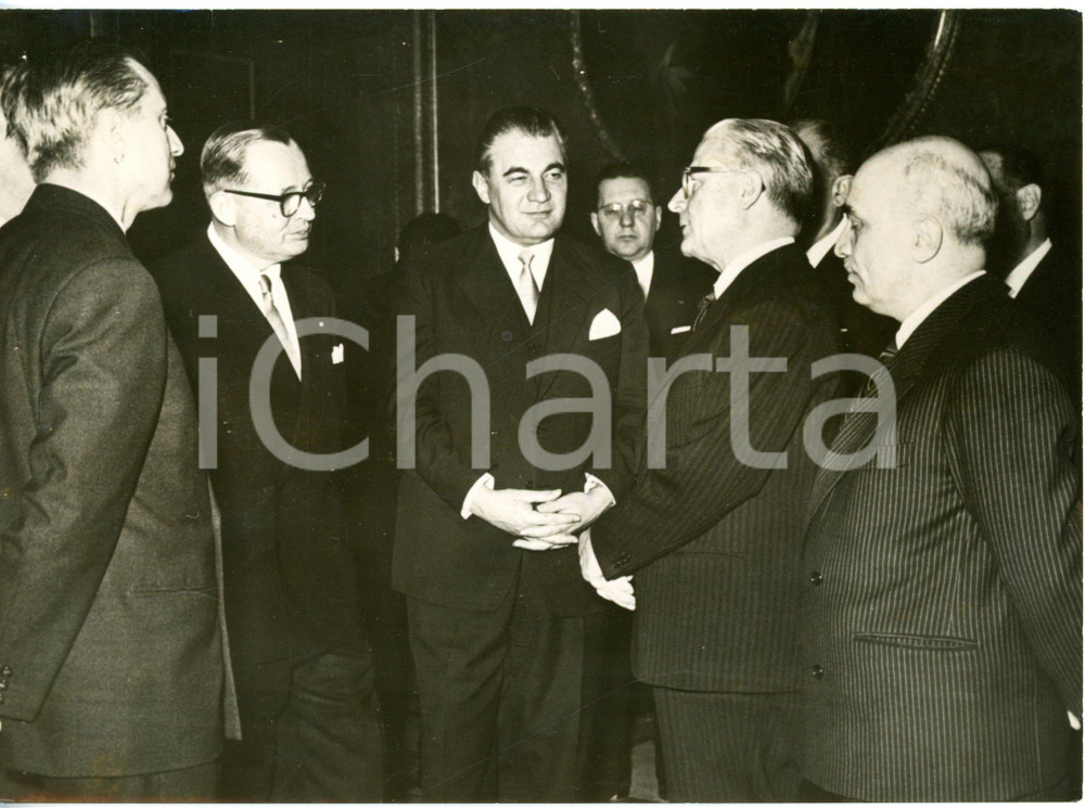 1959 ROMA - Presidente Giovanni GRONCHI e Amintore FANFANI accolgono Maan SASSEN