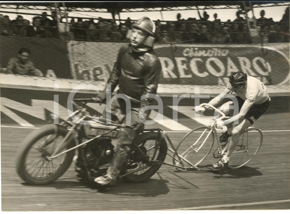 1955 CICLISMO MILANO Vigorelli - Bruno MONTI insegue una motocicletta *Foto