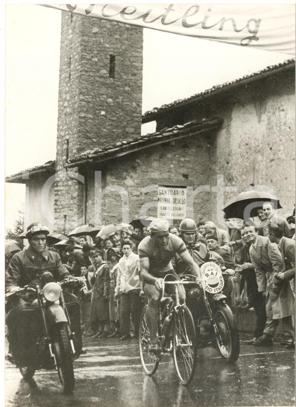 1953 CICLISMO GIRO DI LOMBARDIA Bruno MONTI primo sul Ghisallo - Foto 13x18 cm