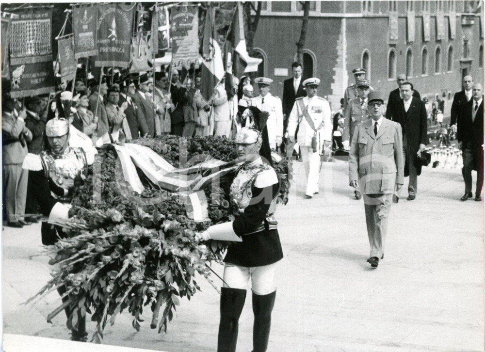 1959 ROMA Giulio ANDREOTTI Charles DE GAULLE rendono omaggio al Milite Ignoto