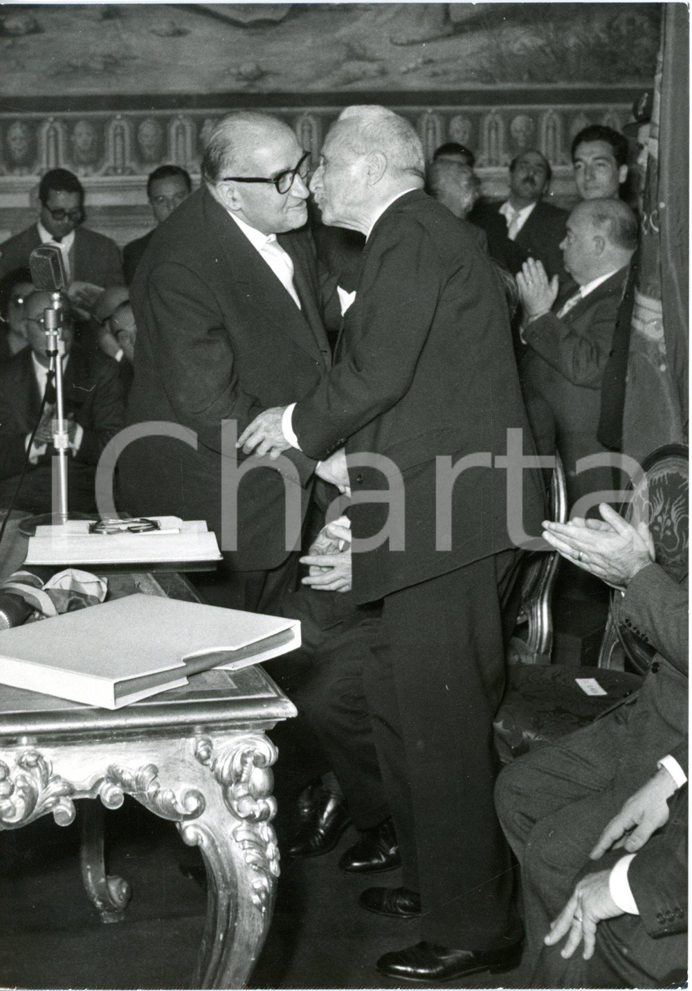 1957 ROMA - Enrico DE NICOLA riceve l'attestato di cittadino romano - Foto