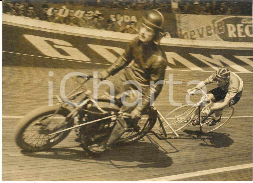 1955 CICLISMO MILANO Vigorelli - Bruno MONTI insegue una motocicletta - Foto