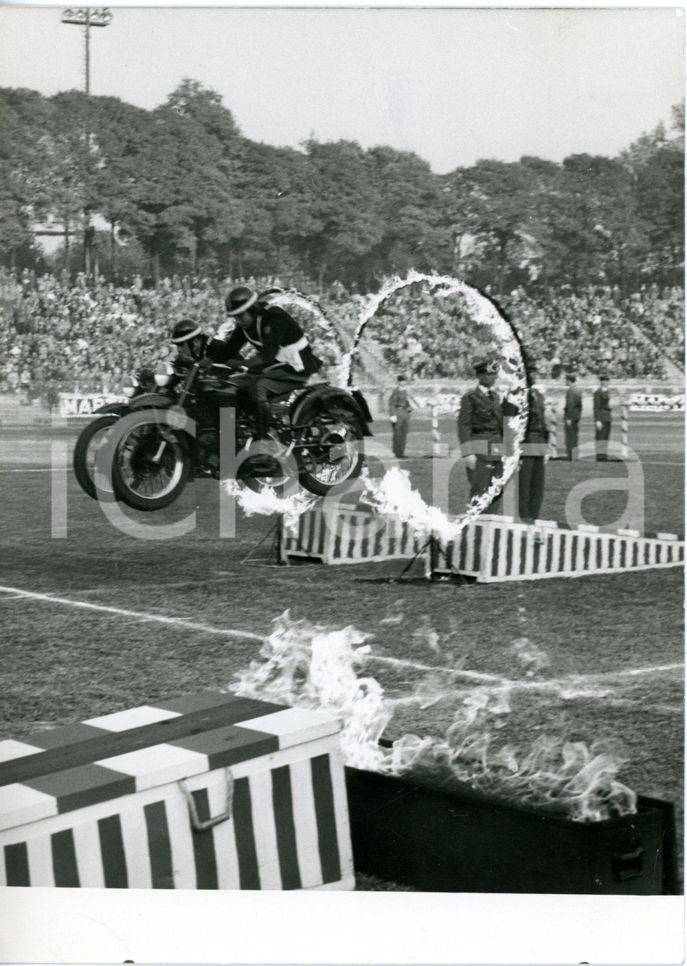 1958 MILANO Saggio motociclistico Polizia Stradale - Salto nel cerchio di fuoco