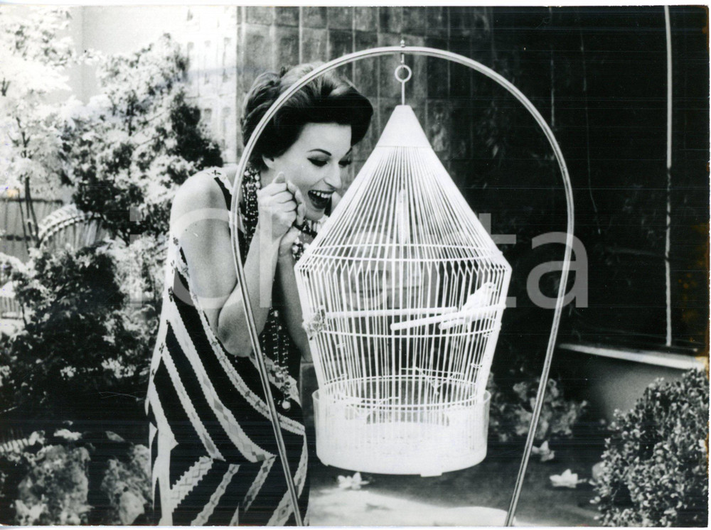 1964 ROMA Film "La mia signora" - Silvana MANGANO con un canarino *Foto