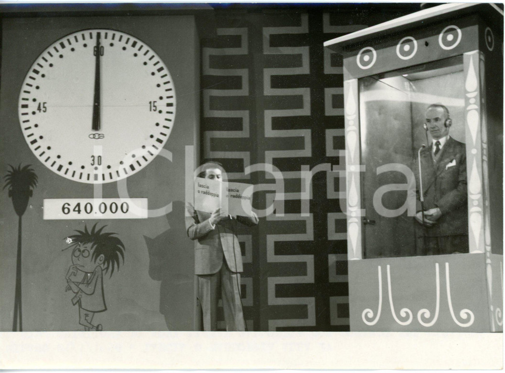 1956 LASCIA O RADDOPPIA? Mike BONGIORNO con Armando GHIGLIONE in cabina *Foto