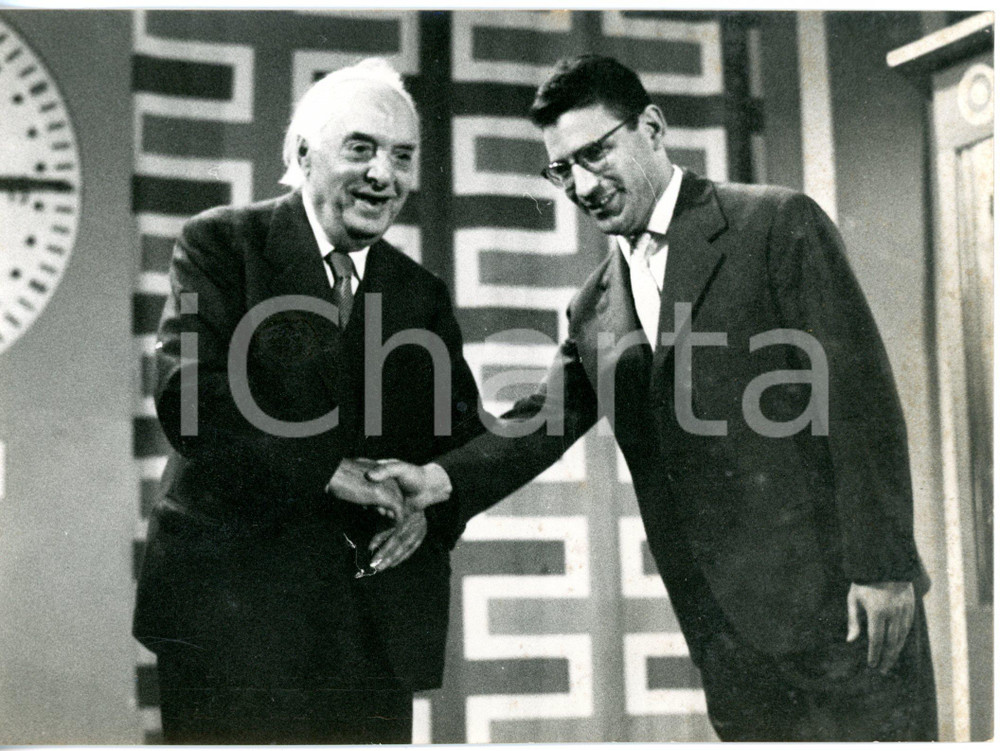 1957 LASCIA O RADDOPPIA? Pittore Carlo CARRÀ con il concorrente Dott. MENNI Foto