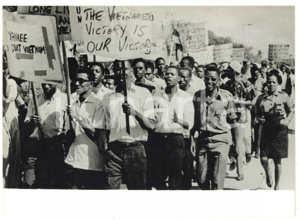 1965 ca. DAR ES SALAAM (TANZANIA) Studenti manifestano contro Guerra del Vietnam