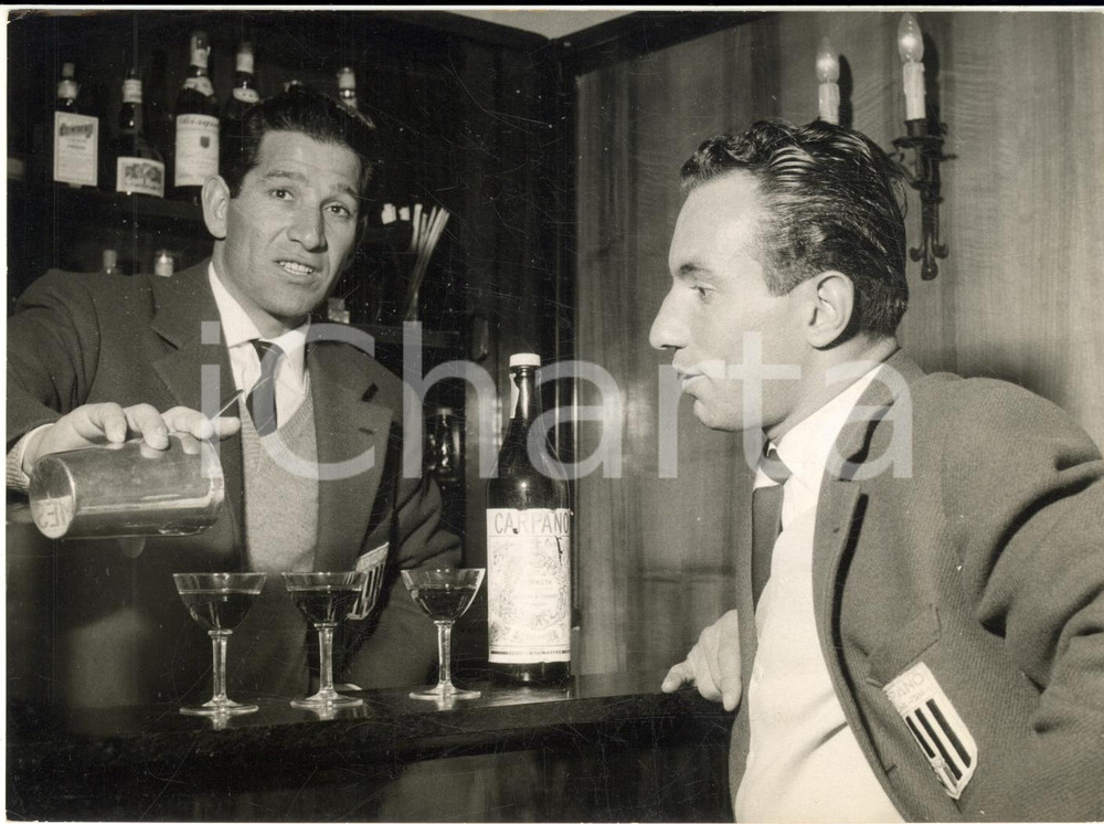1959 BORDIGHERA Ciclisti Gastone NENCINI Nino DEFILIPPIS con vermouth CARPANO