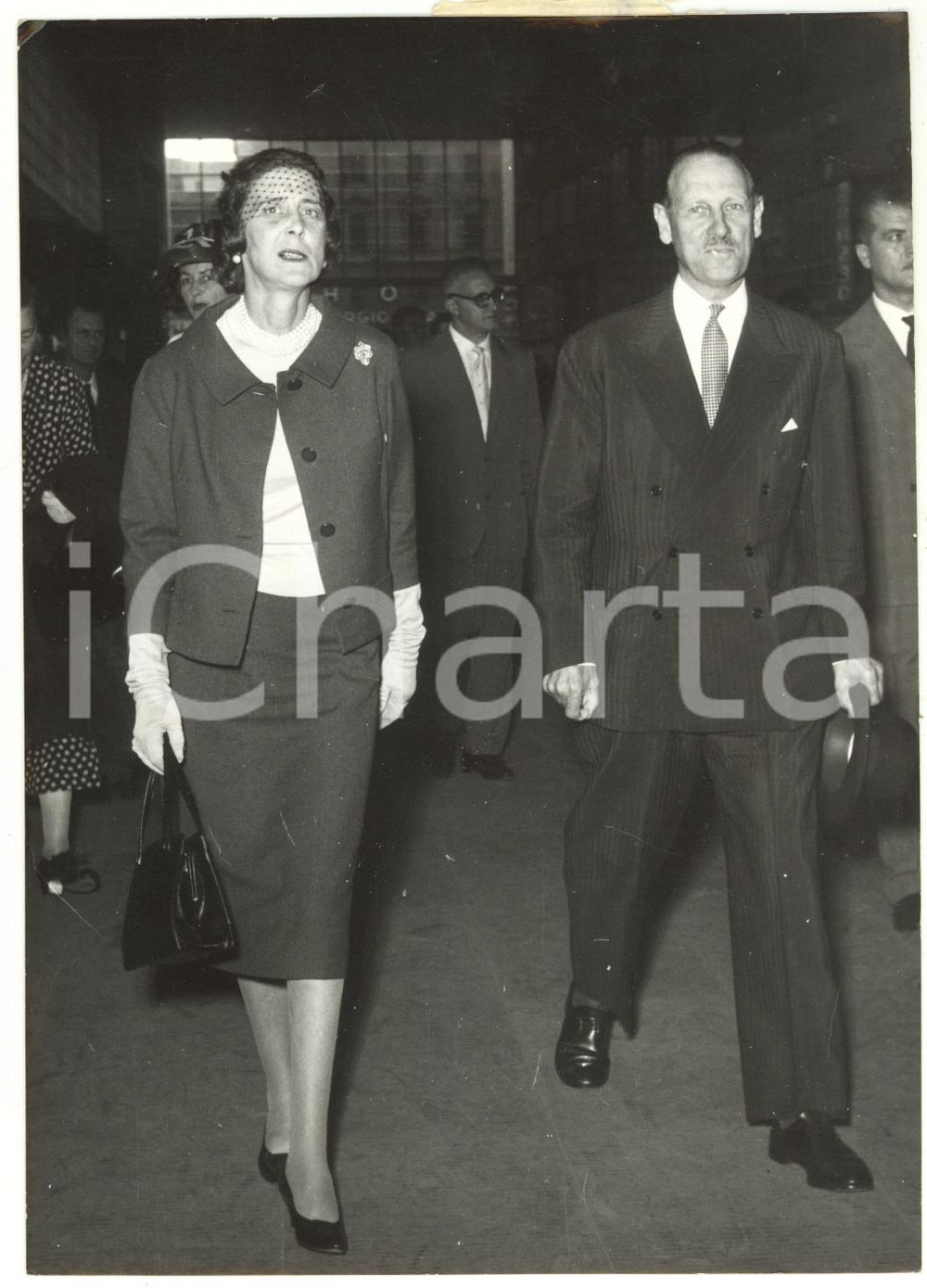 1959 ROMA Stazione Termini - Duchessa Marina di KENT accolta da Ashley CLARKE