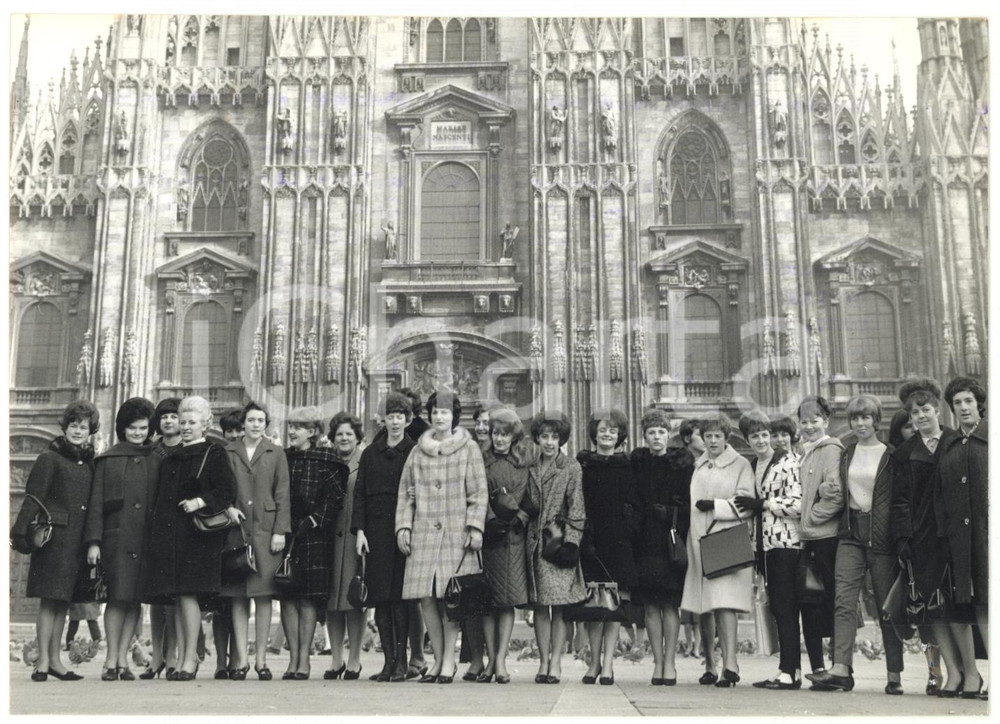 1966 MILANO PIAZZA DUOMO Donne dipendenti dell'industria SGS in visita *Foto