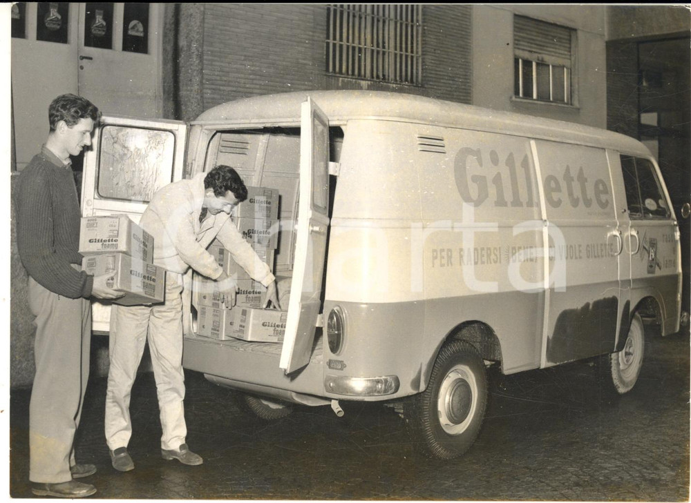 1960 MILANO Studenti partono per la Siria sponsorizzati dalla GILLETTE Foto