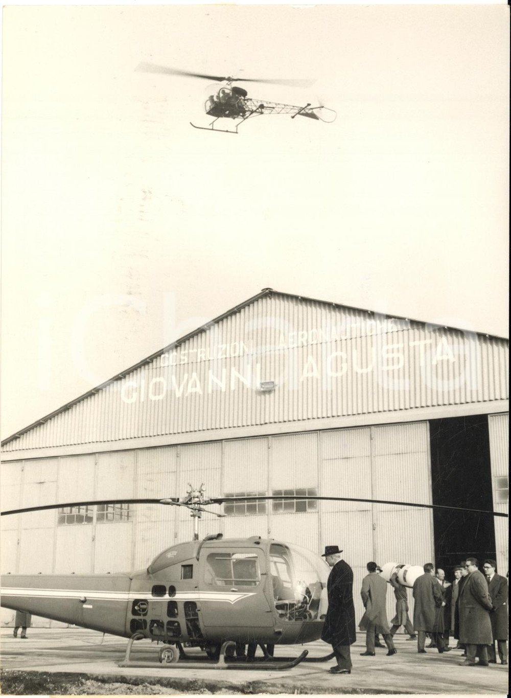 1959 CASCINA COSTA Giornalisti UGAI con il nuovo elicottero AGUSTA BELL 102