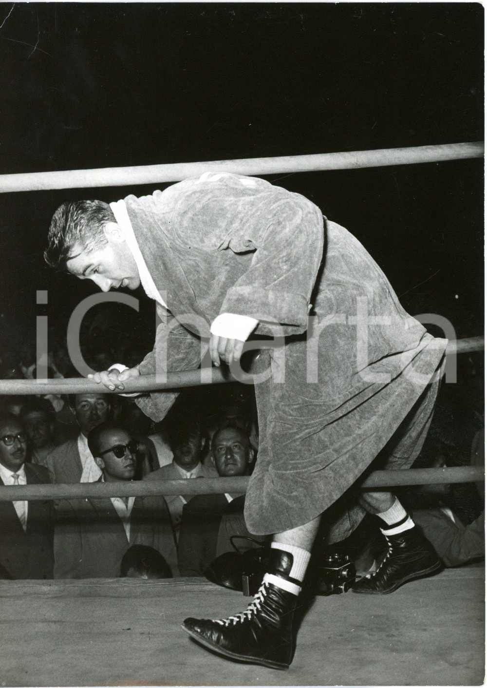 1954 ROMA - BOXE Titolo europeo pesi medi - Tiberio MITRI entra nel ring *Foto