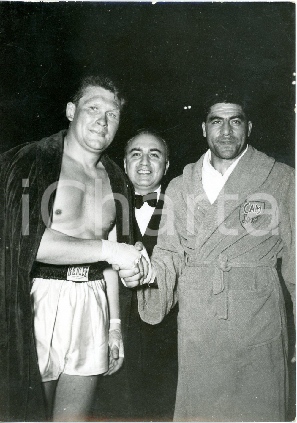 1955 BOLOGNA - BOXE - Stretta di mano tra Franco CAVICCHI e Heinz NEUHAUS *Foto