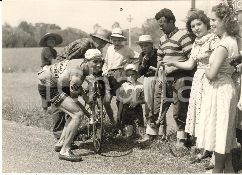 1957 CICLISMO GIRO D'ITALIA Emilio BOTTECCHIA dopo una foratura *Foto 18x13