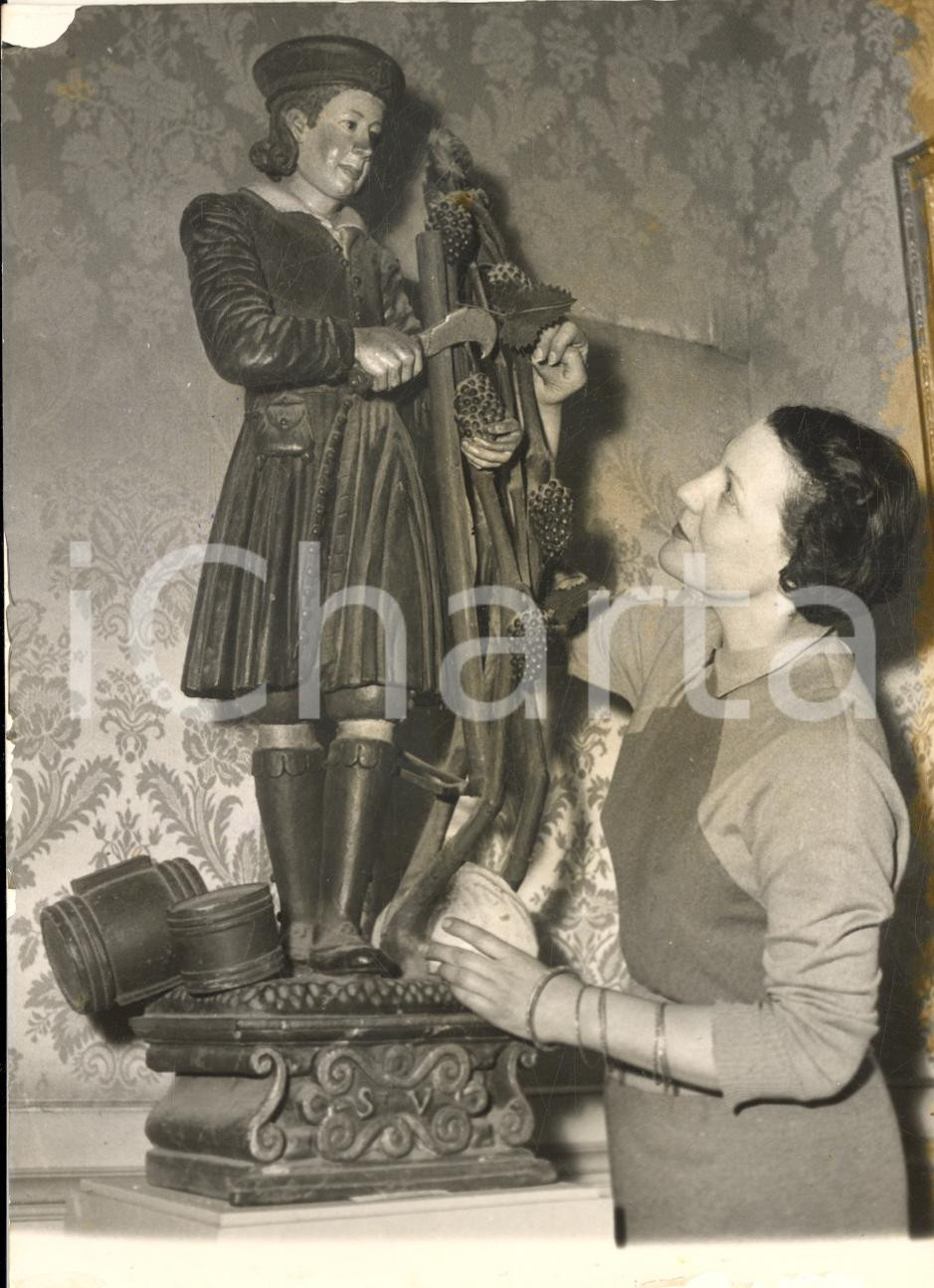 1953 PARIS Hôtel de Rohan - Exposition vin de France - Statue patron St Vernier