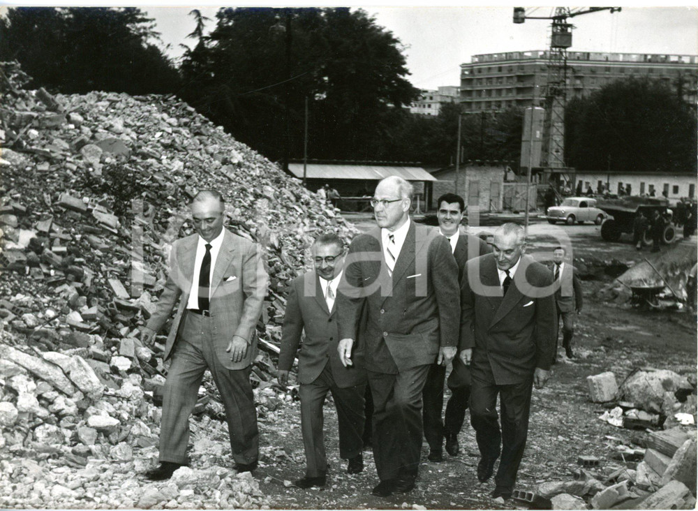 1957 ROMA Avery BRUNDAGE e dirigenti CONI visitano cantiere impianti olimpici
