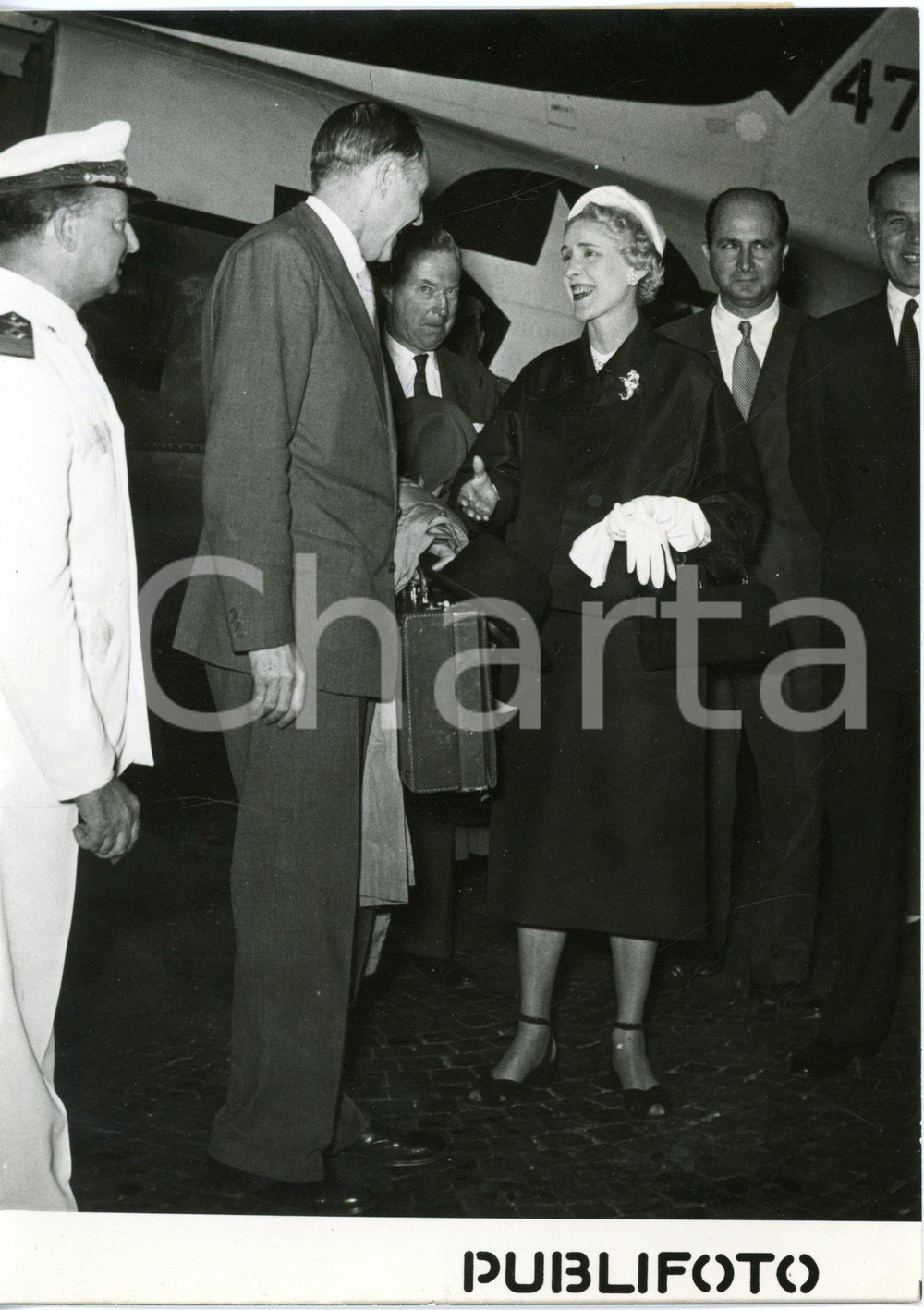 1954 ROMA CIAMPINO - Clare BOOTHE LUCE accoglie Robert Daniel MURPHY *Foto