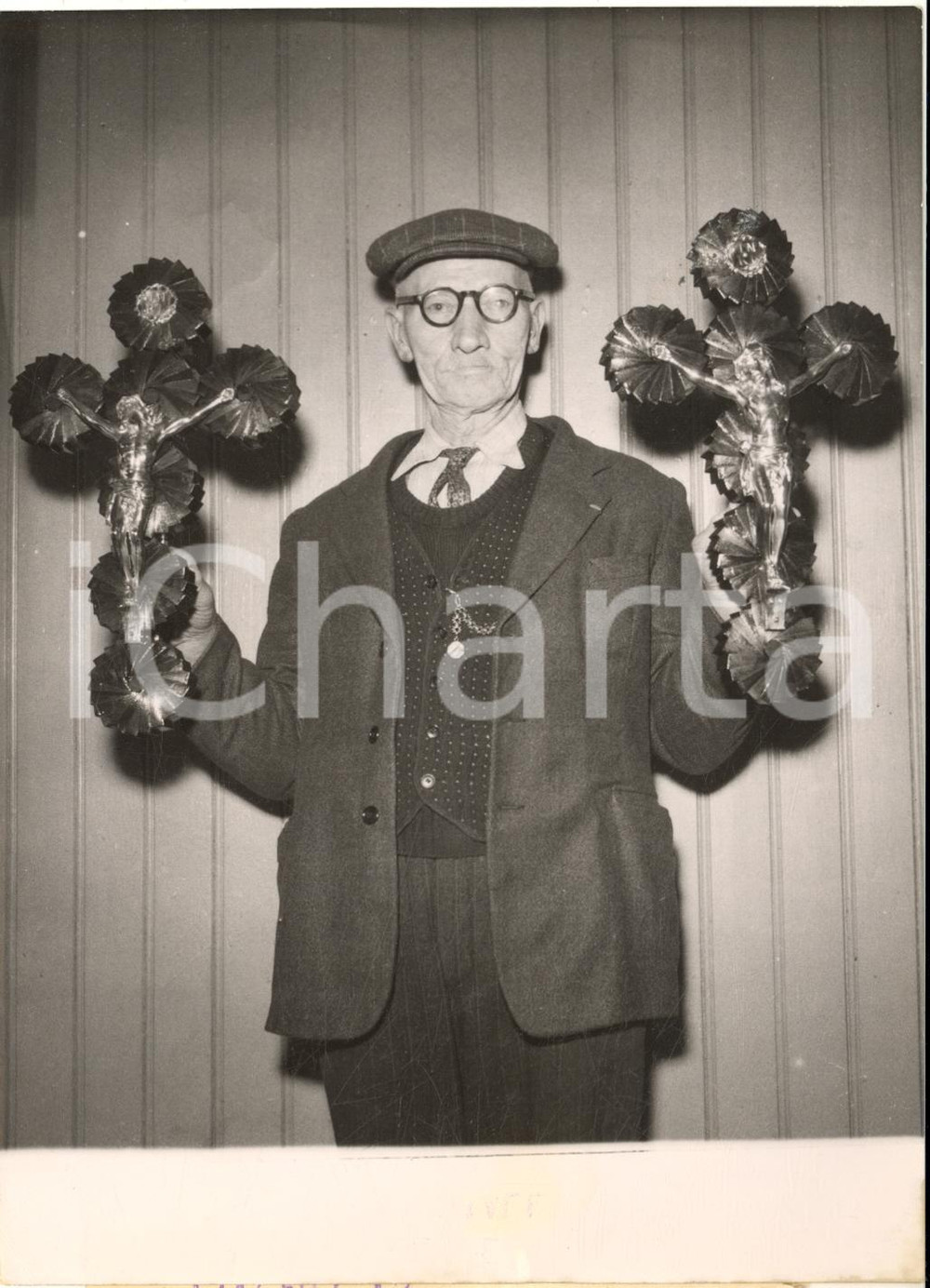 1954 FRANCE Anaclet LEFEBVRE avec ses crucifix en boîtes d'allumettes *Photo