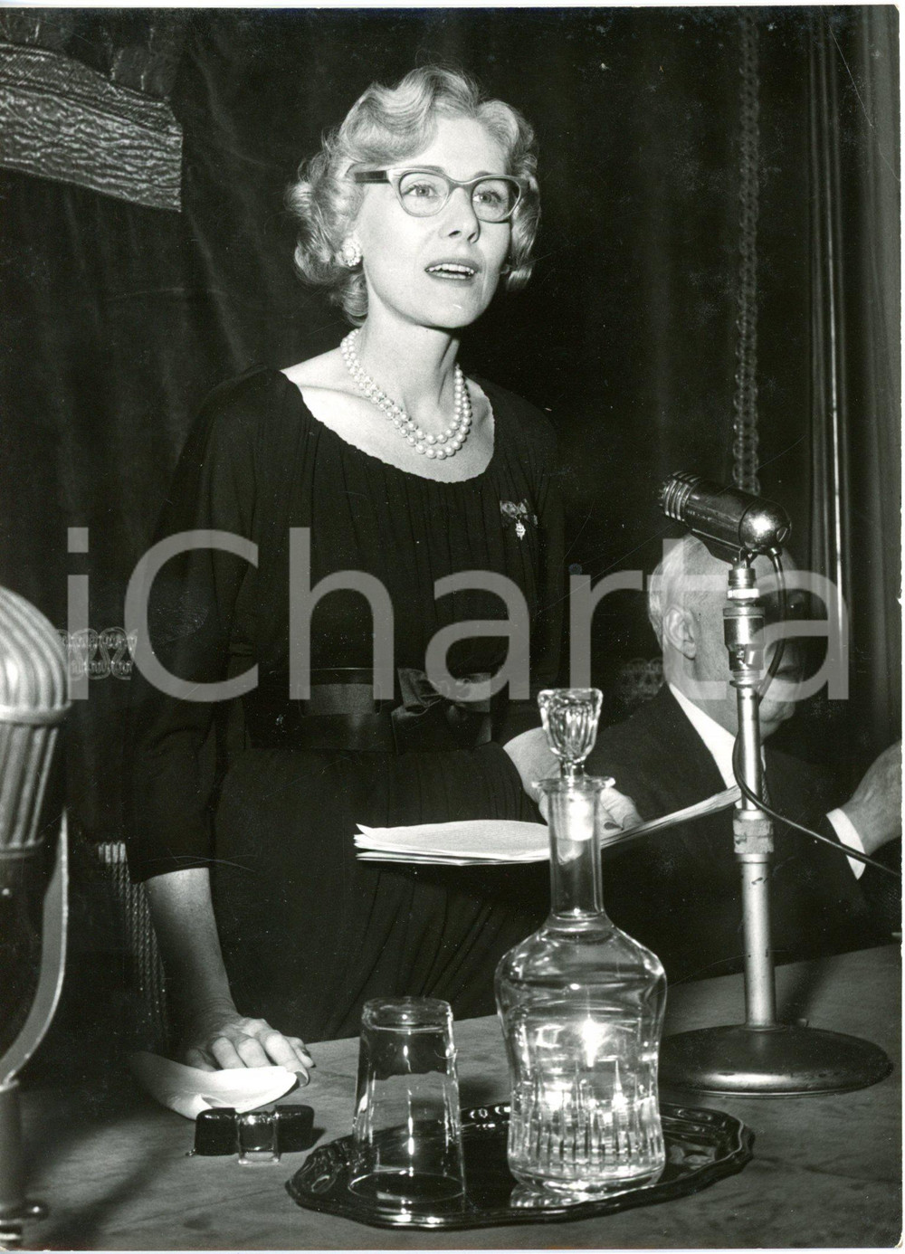 1956 ROMA - Ambasciatrice Clare BOOTHE LUCE durante una conferenza stampa *Foto