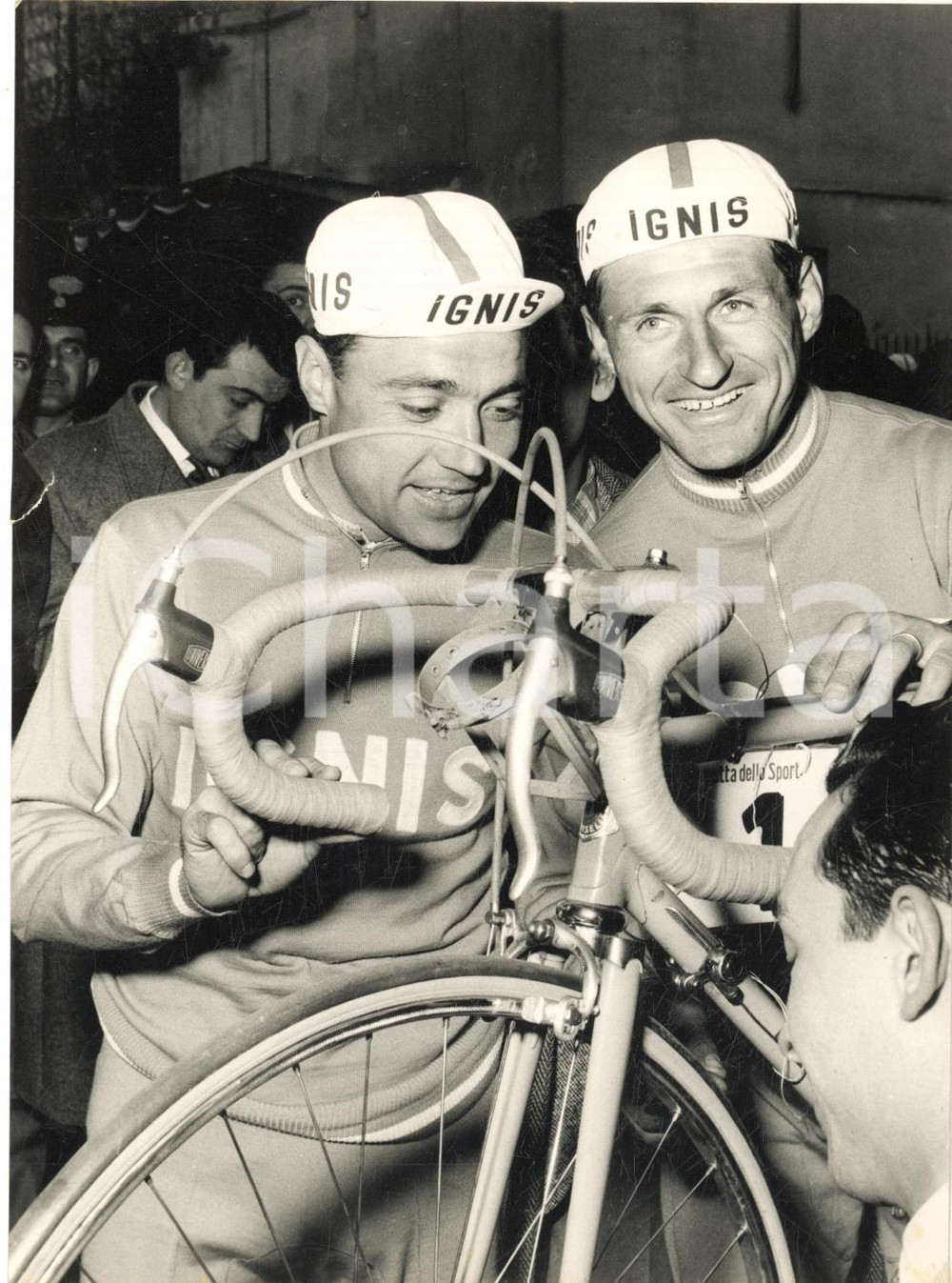 1958 CICLISMO GIRO D'ITALIA Miguel POBLET e Pasquale FORNARA alla punzonatura