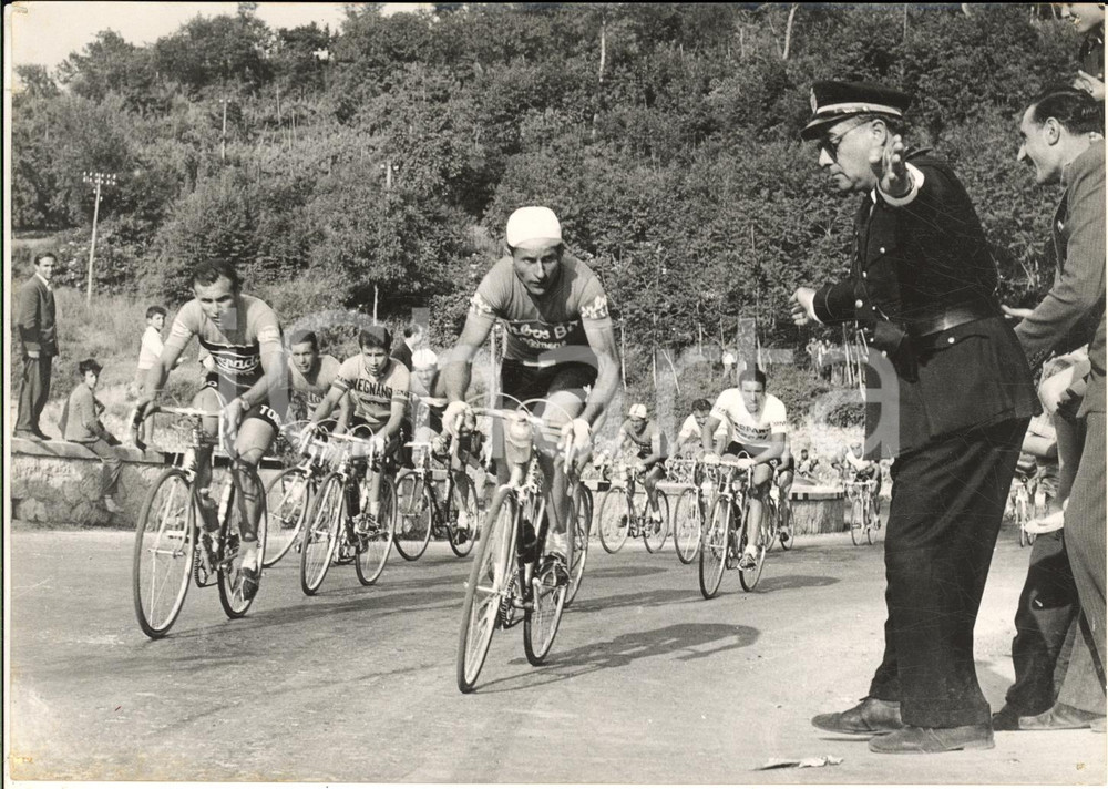 1957 CICLISMO GIRO D'ITALIA 8^ TAPPA Pasquale FORNARA guida il gruppo - Foto